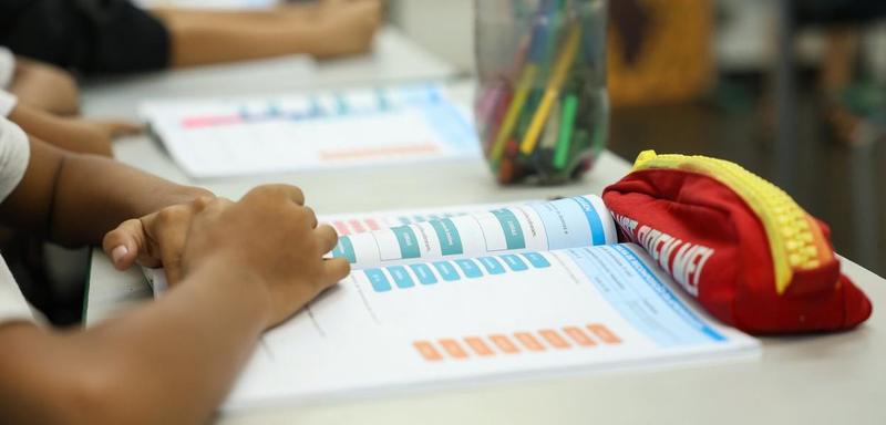 A ilusão da tela vazia: O que perdemos na educação ao trocar o professor pela plataforma