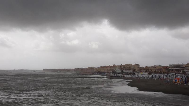 Maltempo a Roma, allerta gialla per temporali in città e sul litorale. Ancora neve sul Terminillo e a Leonessa