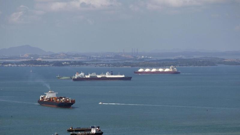 Sessanta petroliere russe al mese: garantiscono miliardi a Putin e minacciano le coste italiane. Ma non vogliamo fermarle: ecco perché