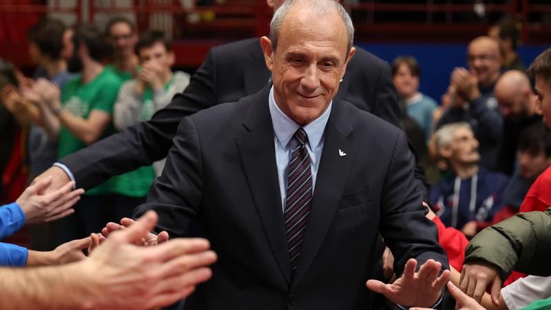 Ettore Messina si dimette da allenatore dell’Olimpia Milano dopo 6 stagioni: sarà dirigente. Il nuovo coach è Peppe Poeta