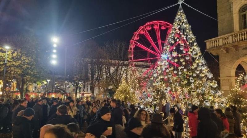 Un filo di luce lungo 10km unisce tutti i quartieri, a Bergamo il Natale si accende-Foto Un filo di luce lungo 10km unisce tutti i quartieri, a Bergamo il Natale si accende-Foto