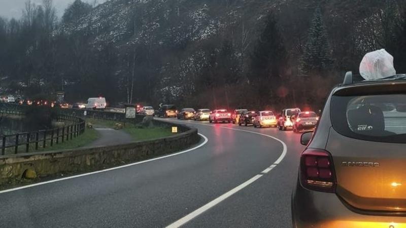 Frontale a Casnigo, feriti due automobilisti. Traffico bloccato in Val Seriana Frontale a Casnigo, feriti due automobilisti. Traffico bloccato in Val Seriana