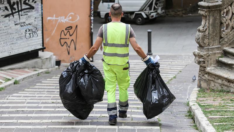 Meno rifiuti, ma la tassa è più salata: è il paradosso della Tari lombarda. E sulla regione arriva la stangata con ritocchi record a Como e Brescia