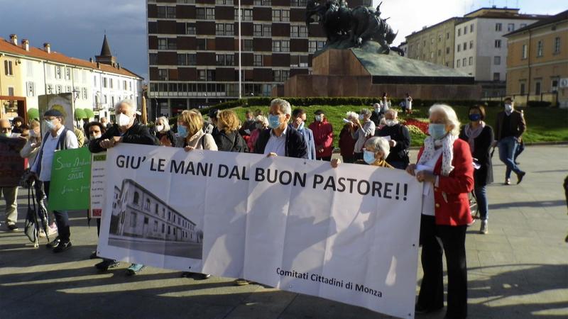 Il cantiere dell’ex Buon Pastore a Monza, i comitati si oppongono al cemento: “Luogo storico, ritirate la delibera”