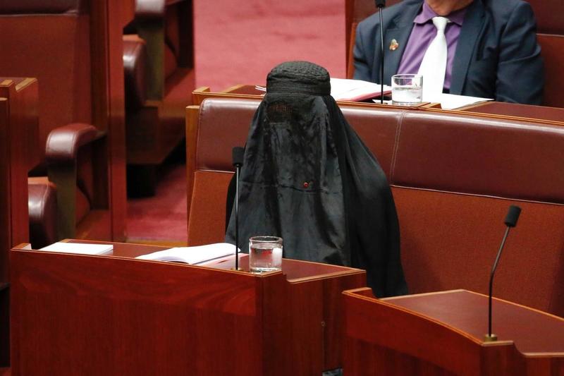 In aula con il burqa: lo show della parlamentare australiana di estrema destra