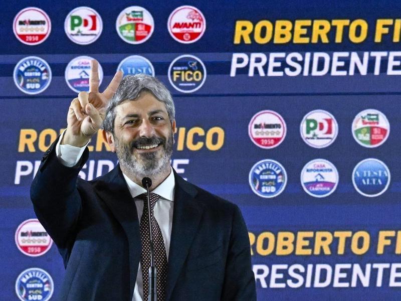 La barca di Fico va e lui fa il Masaniello contro l'autonomia. De Luca non sfonda