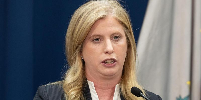 NYPD-Chefin entschuldigt sich nach Protest vor Synagoge NYPD-Chefin entschuldigt sich nach Protest vor Synagoge