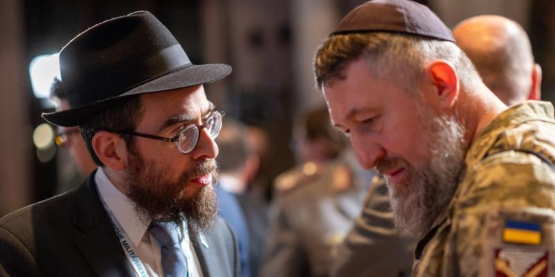 Mit Kippa und Uniform Mit Kippa und Uniform