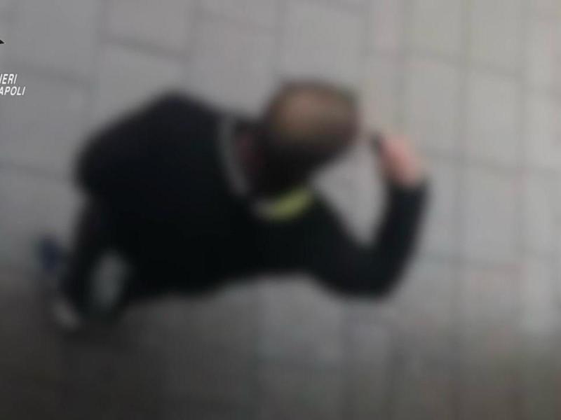 Vomero, insegue l'ex moglie e l'aggredisce in strada: Â«Hai un altro, ti taglio la testaÂ». Lei corre a denunciarlo: arrestato