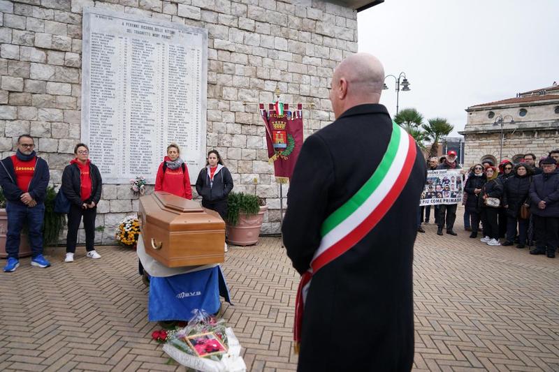 Livorno saluta per l’ultima volta Loris Rispoli: «Ora sei con Liana»