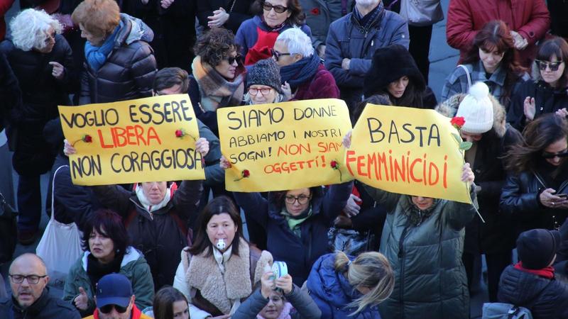 Qn x le Donne, un minuto di rumore per dire basta violenza. Il flash mob a Palazzo Vecchio /