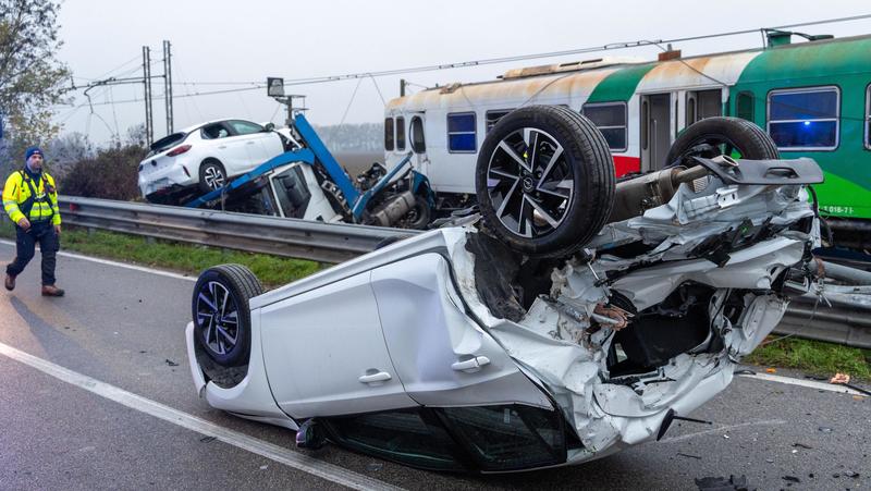 Incidente ferroviario a Ferrara, treno di studenti contro camion sui binari: feriti e circolazione interrotta / Incidente ferroviario a Ferrara, treno di studenti contro camion sui binari: feriti e circolazione interrotta /