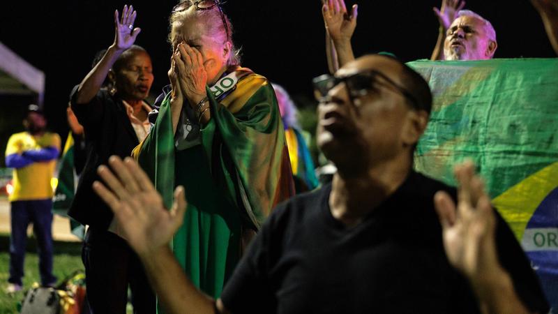 Por que o Brasil não parou (nem vai parar) com a prisão de Bolsonaro Por que o Brasil não parou (nem vai parar) com a prisão de Bolsonaro