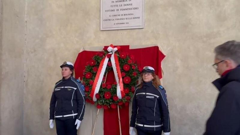 Giornata contro la violenza sulle donne 2025, corona di fiori in memoria delle vittime di femminicidio. Lepore: “A Bologna 1.200 seguite dai centri”