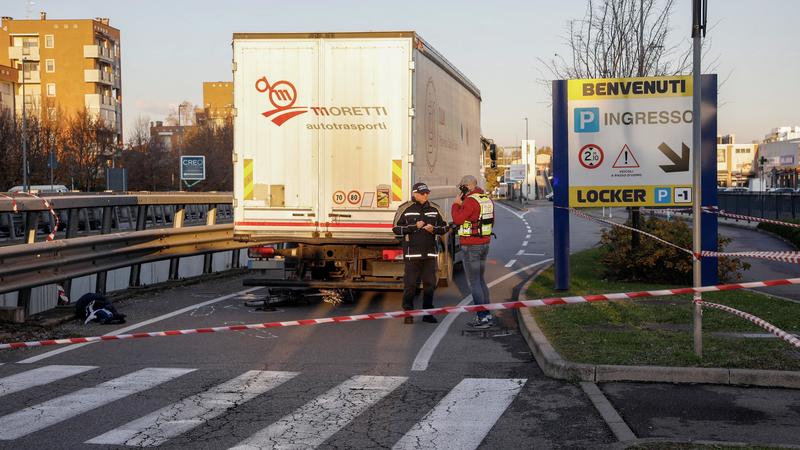 Garbagnate Milanese, due donne travolte da un camion sulle strisce pedonali: una è gravissima /