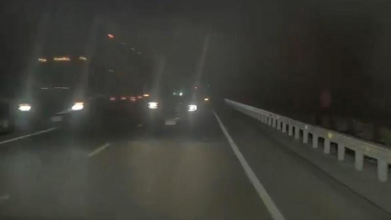 Il sistema di guida autonoma FSD di Tesla evita una collisione frontale notturna. Il video Il sistema di guida autonoma FSD di Tesla evita una collisione frontale notturna. Il video