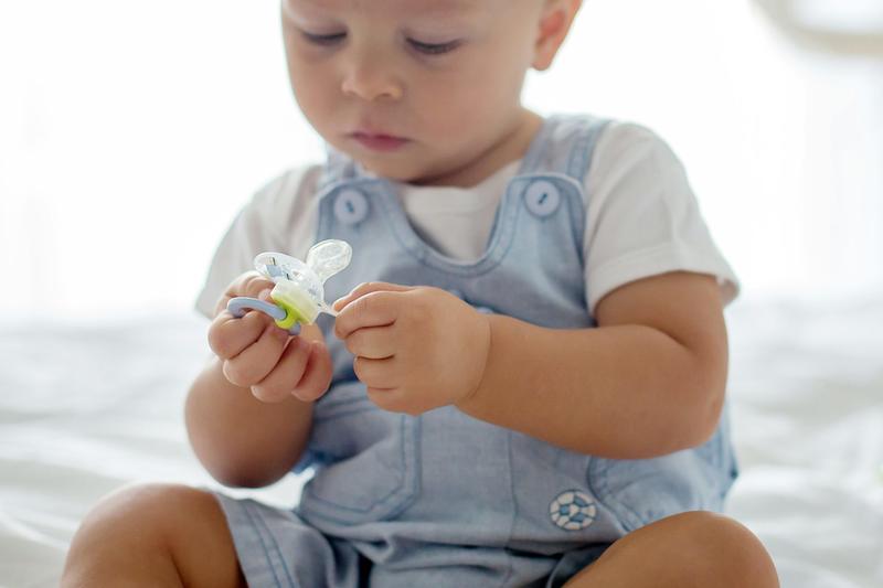 ¿Cuándo eliminar el chupete o evitar que el bebé se chupe el dedo? Una guía para madres y padres
