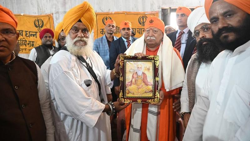 'Guru Tegh Bahadur's sacrifice is lifelong message for all of us': RSS chief Mohan Bhagwat 'Guru Tegh Bahadur's sacrifice is lifelong message for all of us': RSS chief Mohan Bhagwat