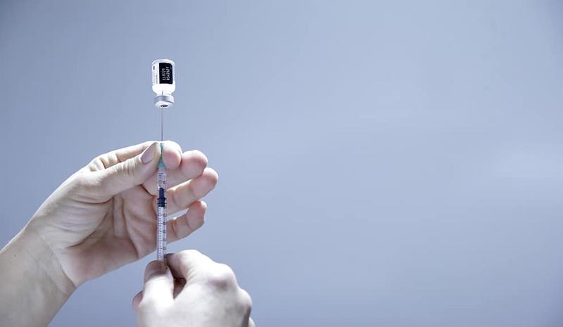 Prvi pacijent iz Srbije otišao u Moskvu da primi rusku vakcinu protiv raka: Ko sve može da je dobije? Prvi pacijent iz Srbije otišao u Moskvu da primi rusku vakcinu protiv raka: Ko sve može da je dobije?