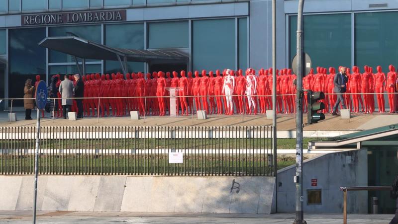 Fugge dal compagno e si rifugia dalla Polizia locale: “Mi picchia e spia col gps”