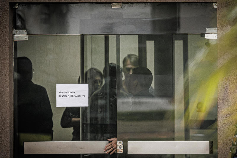 Bolsonaro ficará mesmo na PF, com a saúde em risco Bolsonaro ficará mesmo na PF, com a saúde em risco