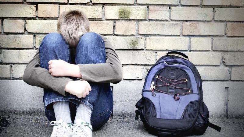 Bambino vittima di bullismo a 7 anni, botte e umiliazioni alle elementari: 