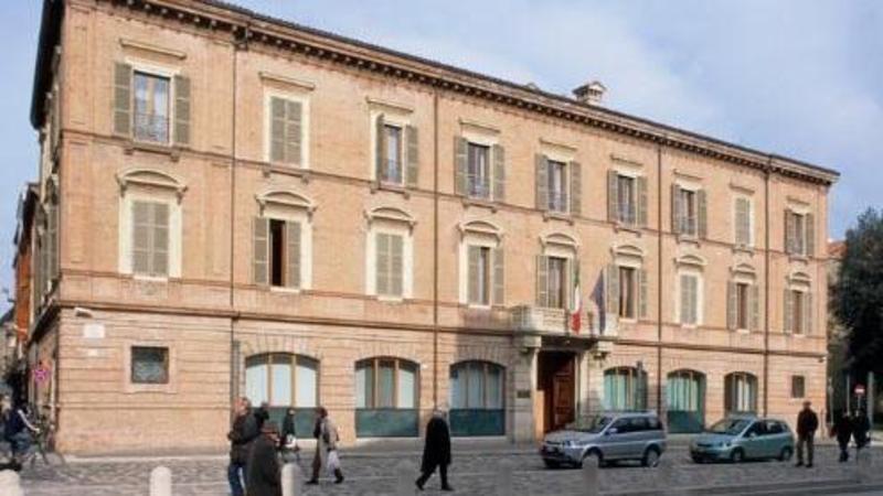 Scandalo molestie in ufficio. Funzionario della Prefettura indagato per violenza sessuale