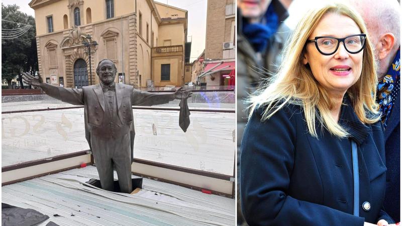Pavarotti tra i pattinatori, la statua sulla pista di ghiaccio. L’ira di Nicoletta Mantovani: “Ridicolizzata la memoria di Luciano” Pavarotti tra i pattinatori, la statua sulla pista di ghiaccio. L’ira di Nicoletta Mantovani: “Ridicolizzata la memoria di Luciano”