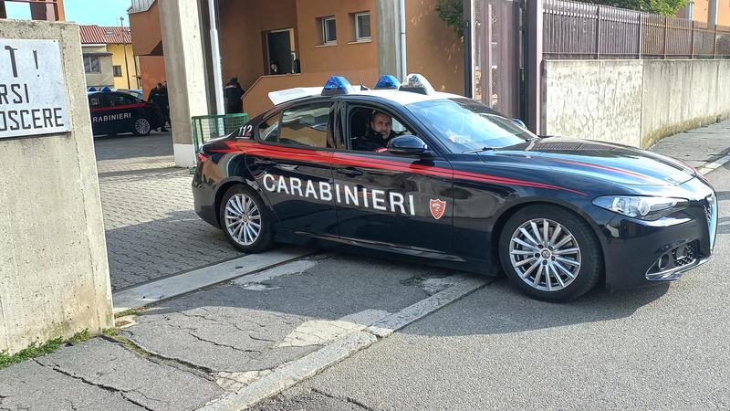 Parabiago, il giallo della borsa abbandonata in cantina: allarme bomba? No, dentro c’erano 1 chilo di hashish e 60 grammi di coca