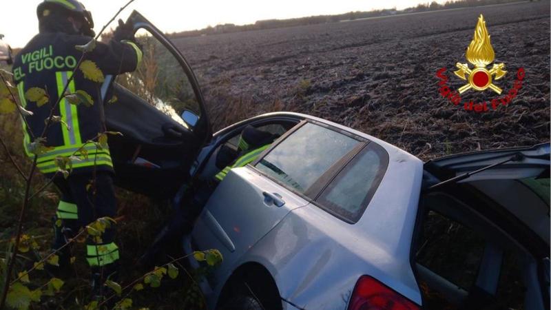 Con l’auto nel fosso a Carpi: muore a 68 anni