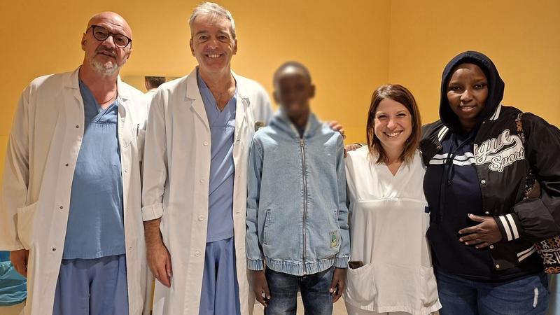 Dal Senegal a Como, il viaggio della speranza di un ragazzo di 14 anni per l’intervento che gli ha salvato la gamba