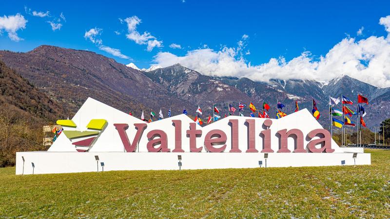 Olimpiadi Milano-Cortina 2026: la Valtellina sfoggia i cinque cerchi olimpici e inizia il countdown