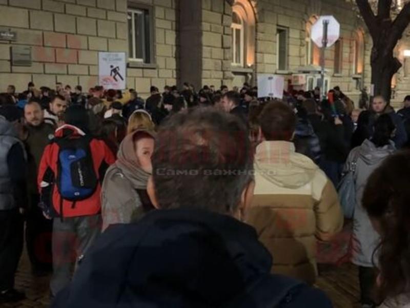 Жива верига около Народното събрание, депутат зове колегите си да излязат навън, за да се порадват на хората (НА ЖИВО)