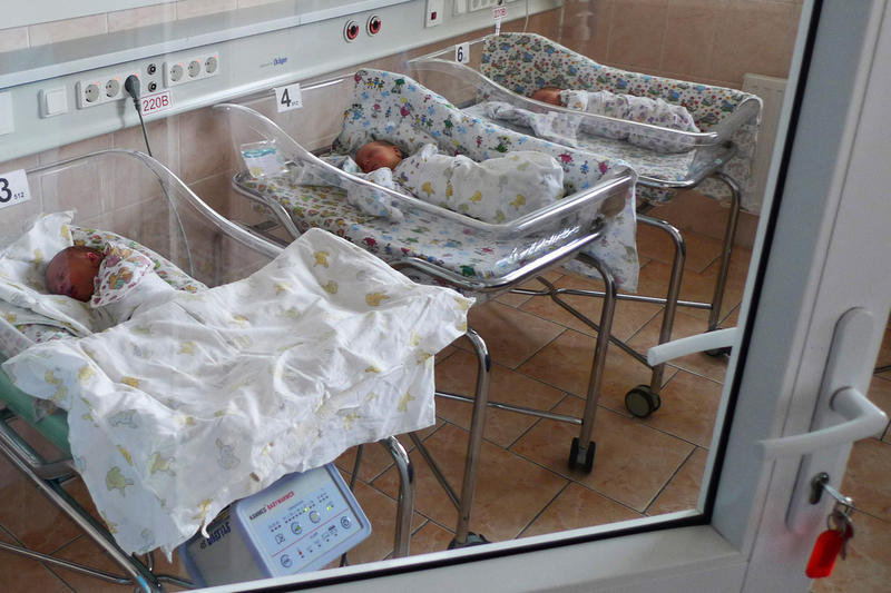 «Посмертные дети» любви или выгоды: граждане, рожденные через годы после смерти отца, смогут претендовать на пенсионные выплаты