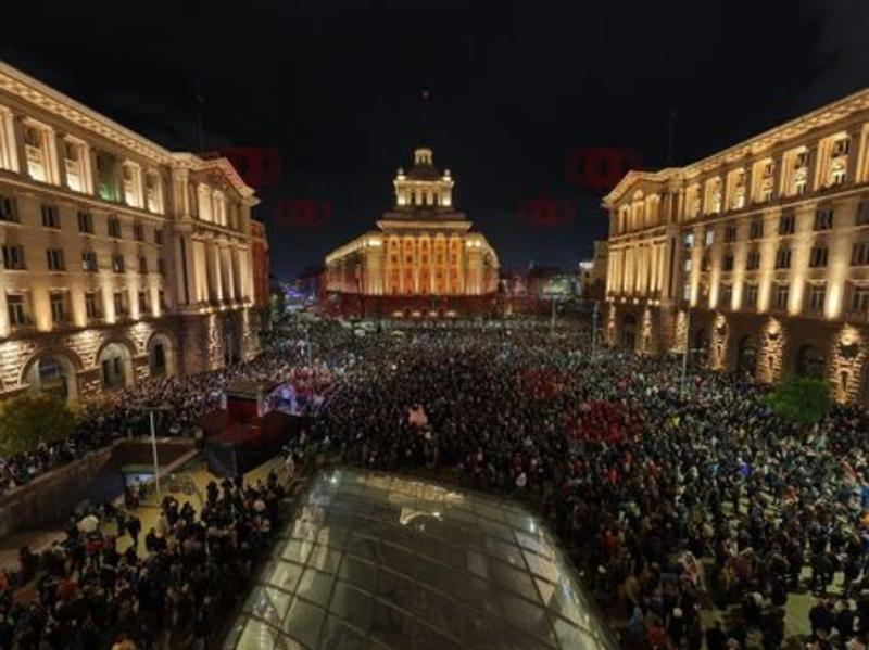 Размирици до Народното събрание! Провокатори с бръснати глави се опитват да обърнат бял автобус