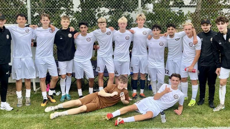 Debat: »Skal vi ikke give de lokale fodbold-talenter en chance?«