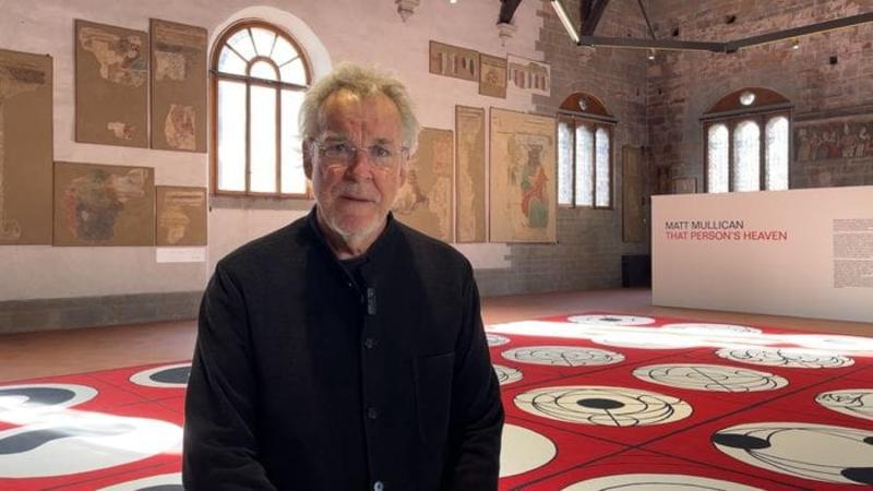 Il paradiso di Matt Mullican si svela su un mastodontico tappeto in Città Alta Il paradiso di Matt Mullican si svela su un mastodontico tappeto in Città Alta