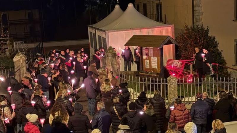 Strozza, fiaccolata per Pamela Genini. La mamma guida il corteo del ricordo Strozza, fiaccolata per Pamela Genini. La mamma guida il corteo del ricordo