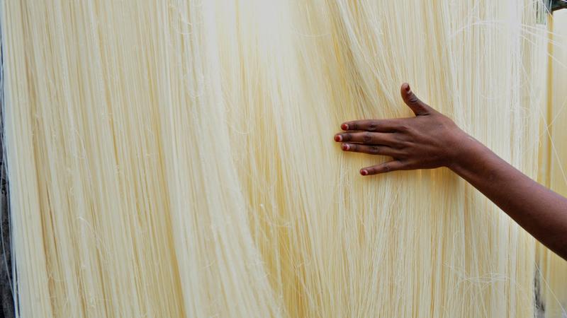 Ausbeutung in der indischen Textilindustrie: Alte Traditionen zwingen Mädchen zur Arbeit