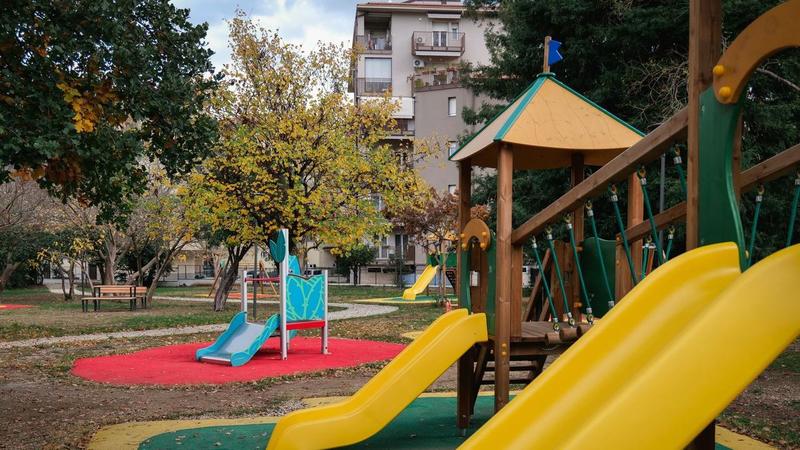 Finiti i lavori al parco Powell. Sistemati giochi e sequoie protette