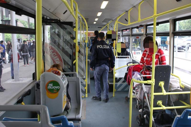 Livorno, ubriaco alle 7 di mattina sul bus impedisce all’autista di ripartire