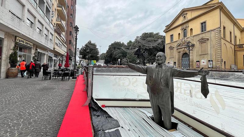 Pavarotti nel ghiaccio, il sindaco chiede scusa. “Ma la statua resta lì” Pavarotti nel ghiaccio, il sindaco chiede scusa. “Ma la statua resta lì”