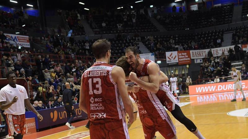 Pesaro allunga ma poi soffre. Ci scappa il finale thrilling, la roulette dei liberi è vincente