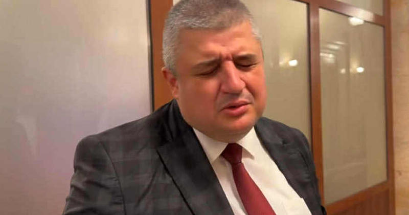 Трудоустрояваме в НС някакви разпасани простаци, които говорят, сякаш са в селската кръчма