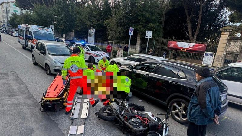 Livorno, incidente in viale della Libertà: grave 22enne in moto