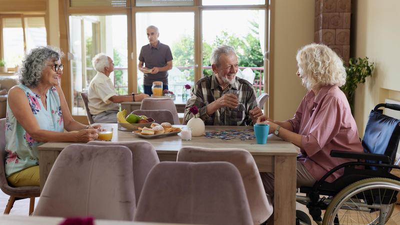 Le residenze per anziani tra chef, palestra e giardino vista mare. Il nodo dei costi