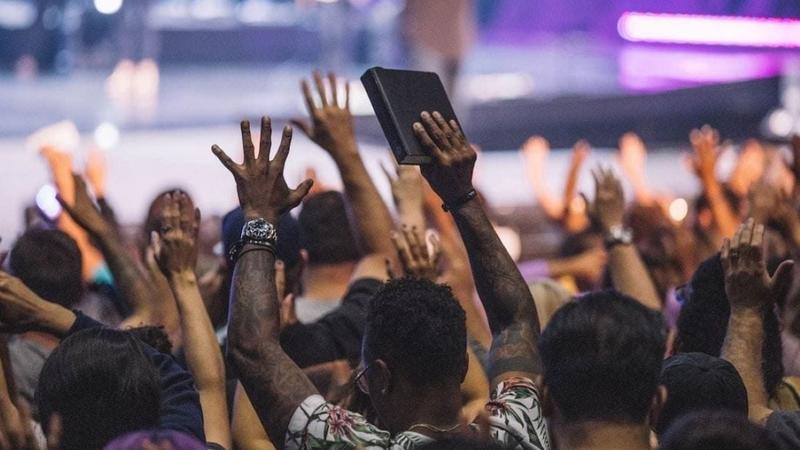 A fé em exibição: Quando a política se apropria do sagrado