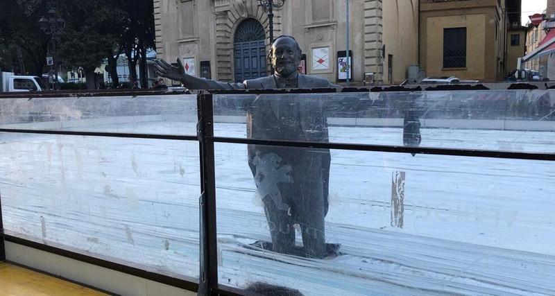 La statua di Pavarotti intrappolata nella pista da pattinaggio: è bufera a Pesaro. Il sindaco: «Ci scusiamo, ma rimane lì»
