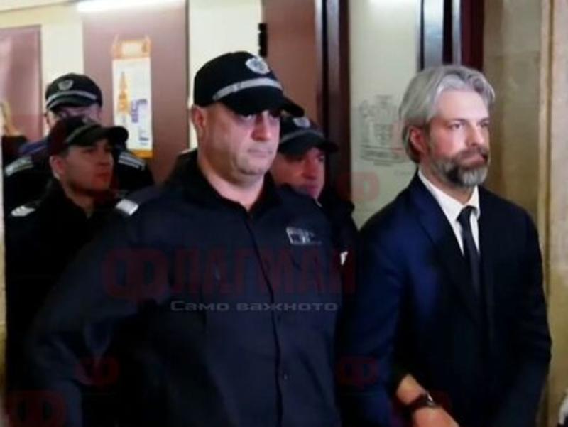 Радост пред съда във Варна, кметът Коцев излиза на свобода