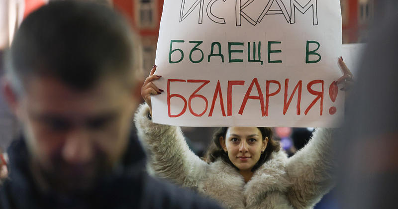 Много впечатляващ протест! Но, за Бога, хора - сърдете се, критикувайте, но гласувайте!